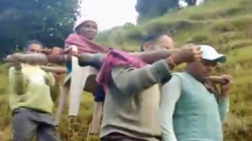 People carried a sick woman on their shoulders for three kilometers to the road in bageshwar