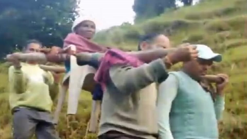People carried a sick woman on their shoulders for three kilometers to the road in bageshwar