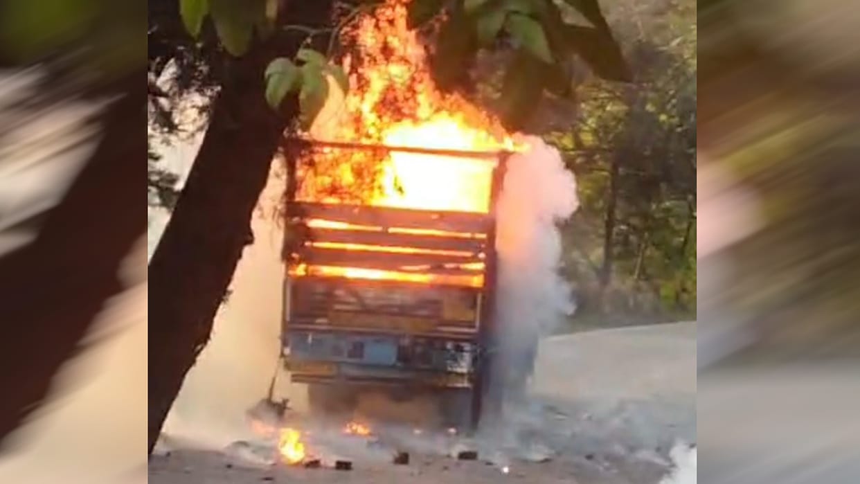 Nainital kathgodam road fire breaks out in truck carrying firecrackers near jeolikote traffic halted