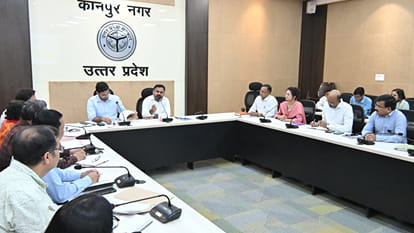 बैठक करते डीएम महेंद्र सिंह तंवर