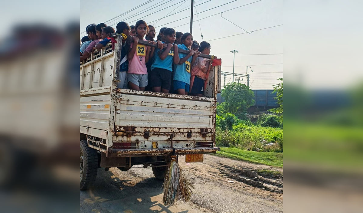 चंदौली: मालवाहक में बैठाकर ले गए महिला खिलाड़ी, शौचालय के लिए एक से डेढ़ किमी दूर गए खिलाड़ी