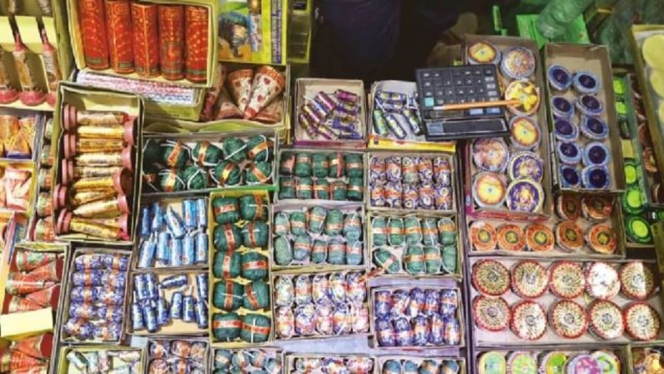 Eight firecracker sellers were removed from Haldwani market