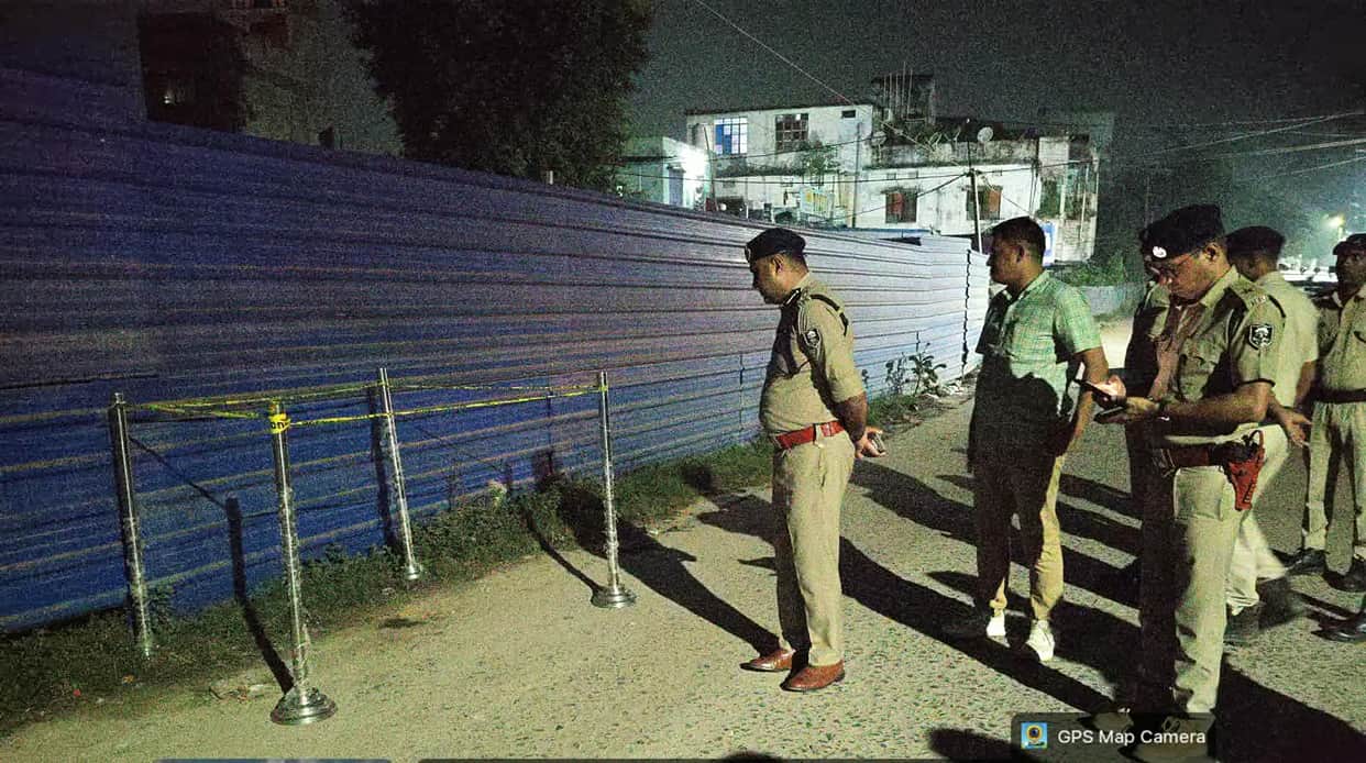 Bihar: Acid attack on young woman returning to her camp in Begusarai; accused arrested; SP inspects the scene.