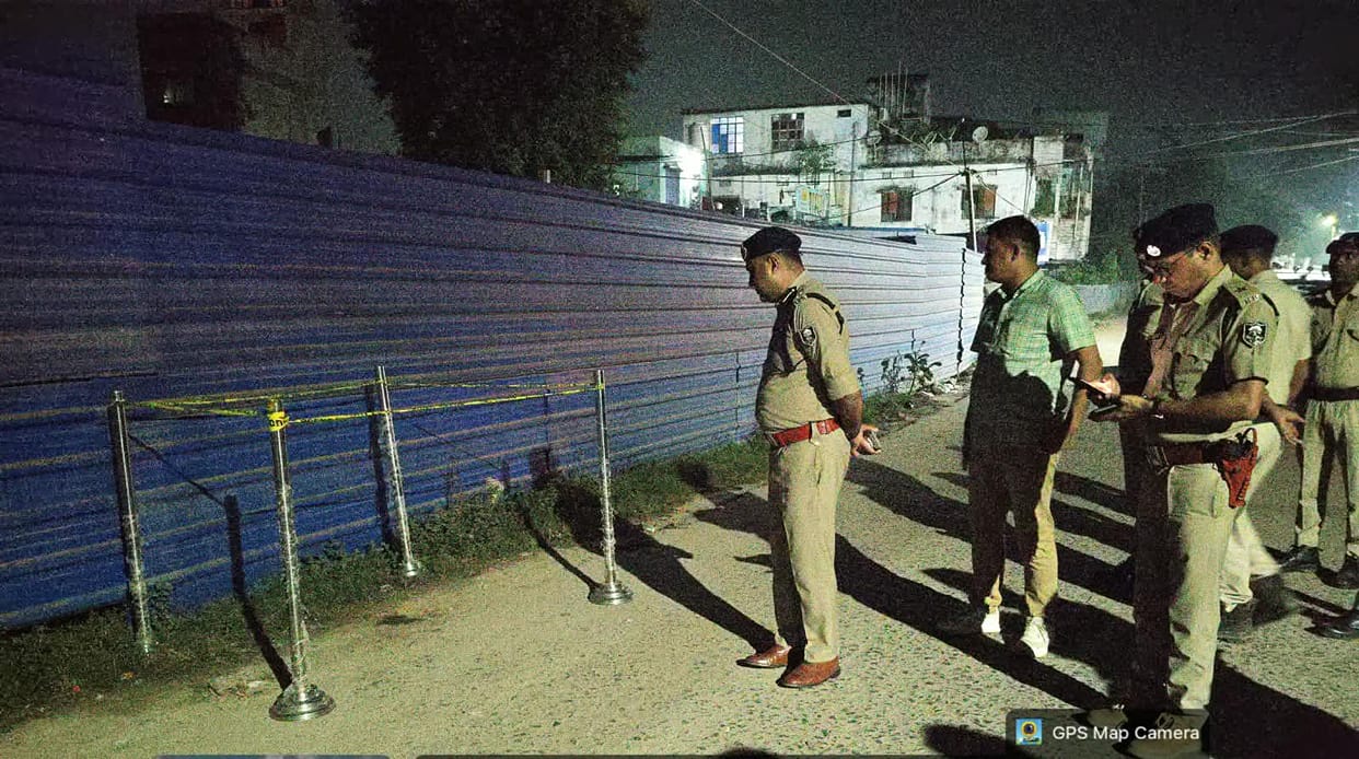 Bihar: Acid attack on young woman returning to her camp in Begusarai; accused arrested; SP inspects the scene.