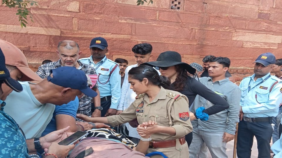 आगरा ब्रेकिंग: फतेहपुर सीकरी में फ्रांसीसी पर्यटक की तबीयत बिगड़ी, साथी पर्यटकों ने संभाला