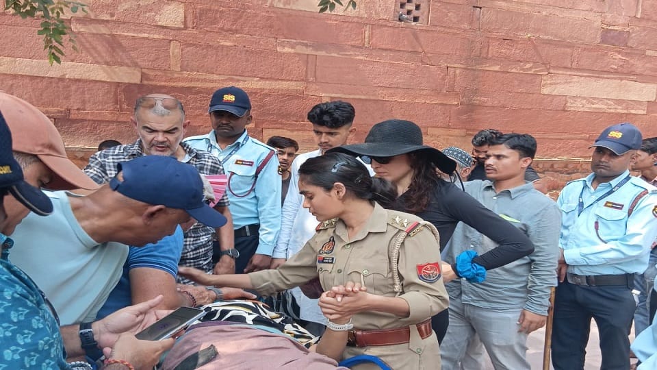 French Tourist Falls Ill at Fatehpur Sikri, Receives Treatment from Fellow Traveller