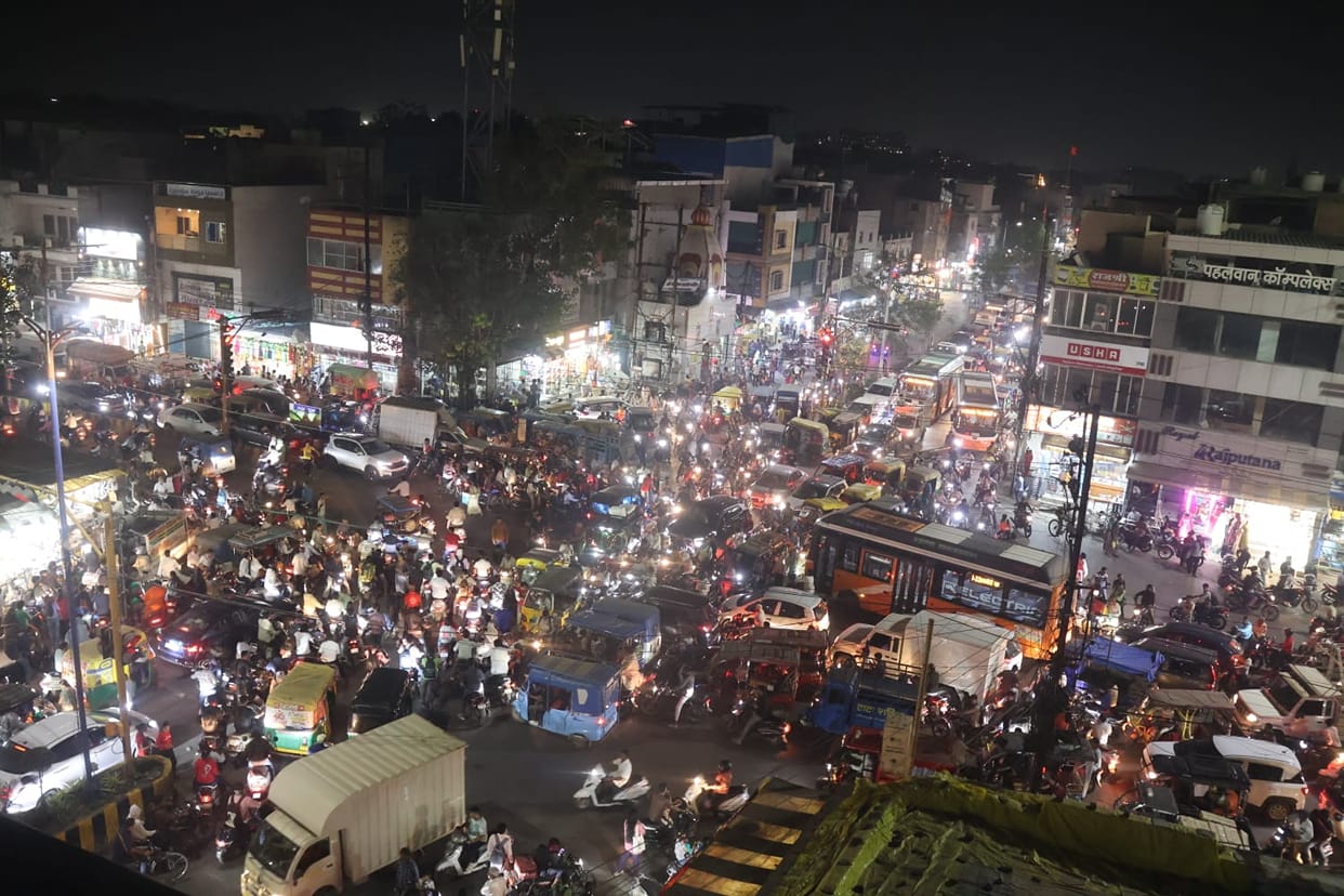 Indore: Petition regarding traffic improvements; long traffic jam on Malwa Mill Road.