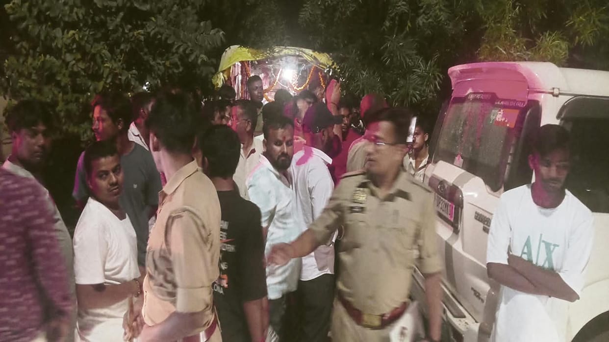Shots fired at Kaptanganj Block Pramukh's husband; bullets shattered the SUV's window.
