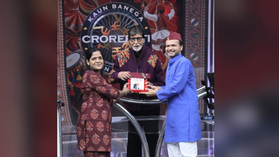 Lokendra from Dehradun in KBC and gifts a Pahari cap to Big B Amitabh Bachchan
