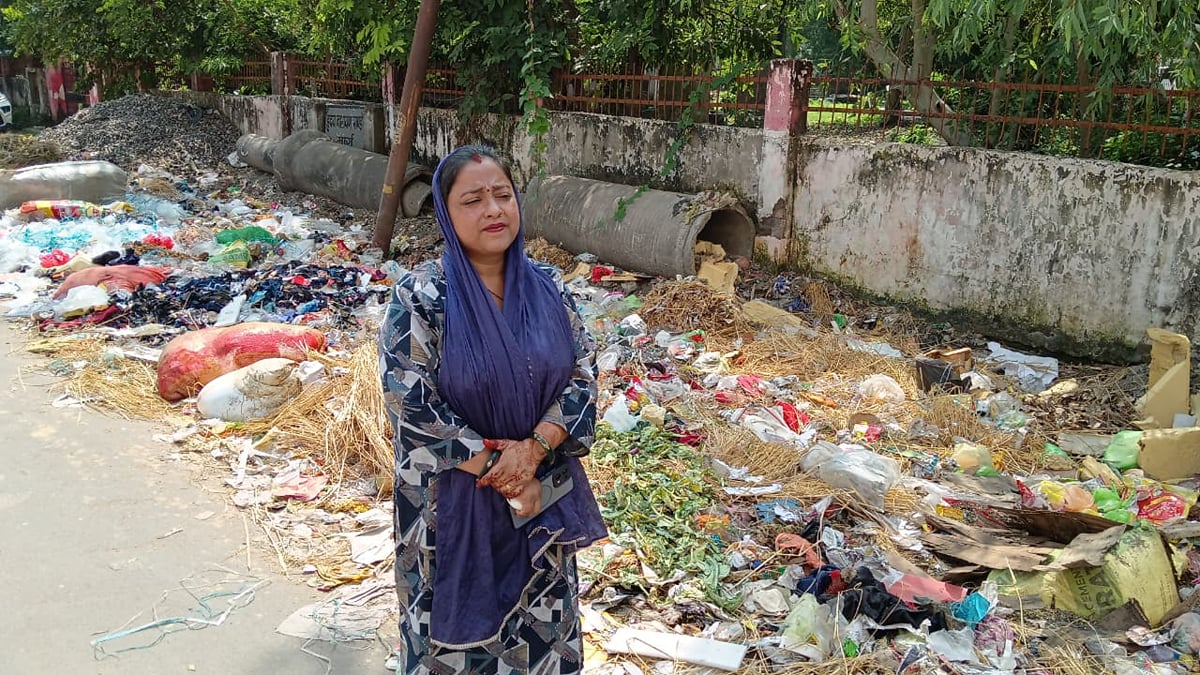 कानपुर: बदहाल सफाई व्यवस्था पर भड़कीं पार्षद, दी चेतावनी- सिर पर चप्पल रखकर करूंगी कूड़ा स्नान, पढ़ें डिटेल