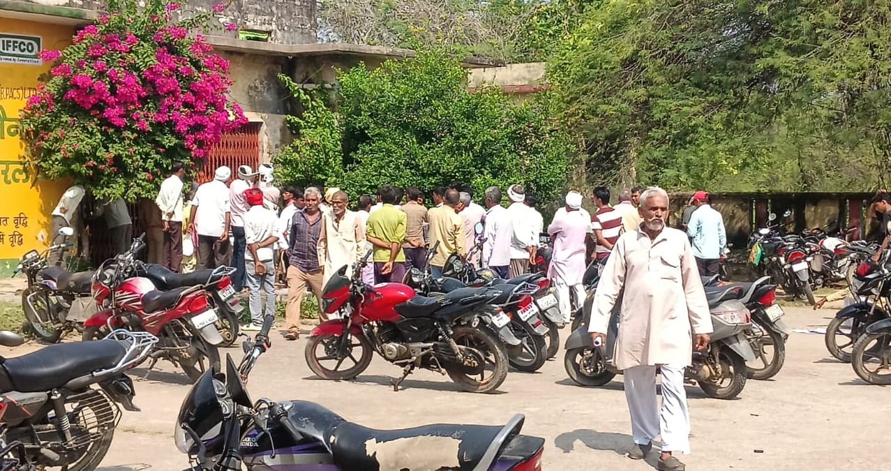 खाद के लिए भटक रहे किसान