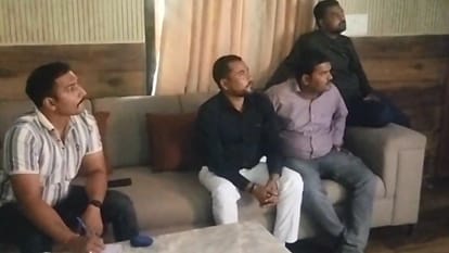फार्महाउस में सीसीटीवी कैमरे चेक करती क्राइम ब्रांच