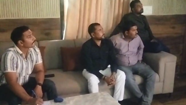 कानपुर लूटकांड: मुंह में रुमाल ठूंस टेप से कसा, हाथ-पांव बांध कर बाथरूम में डाला, दो नकाबपोश सीसीटीवी में कैद