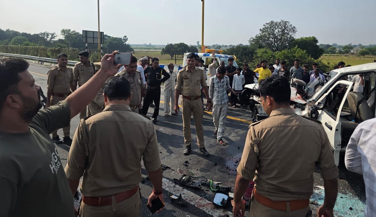 Kannauj Former MP escort vehicle overturns on expressway Head Constable died two others injured a