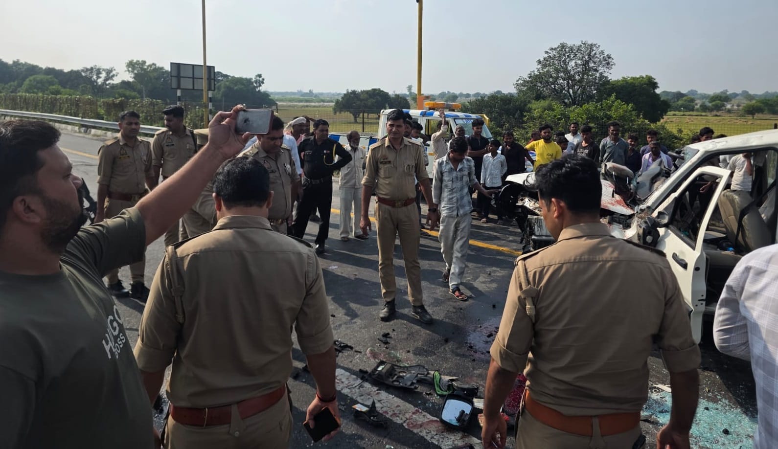 घटनास्थल पर जांच करती पुलिस