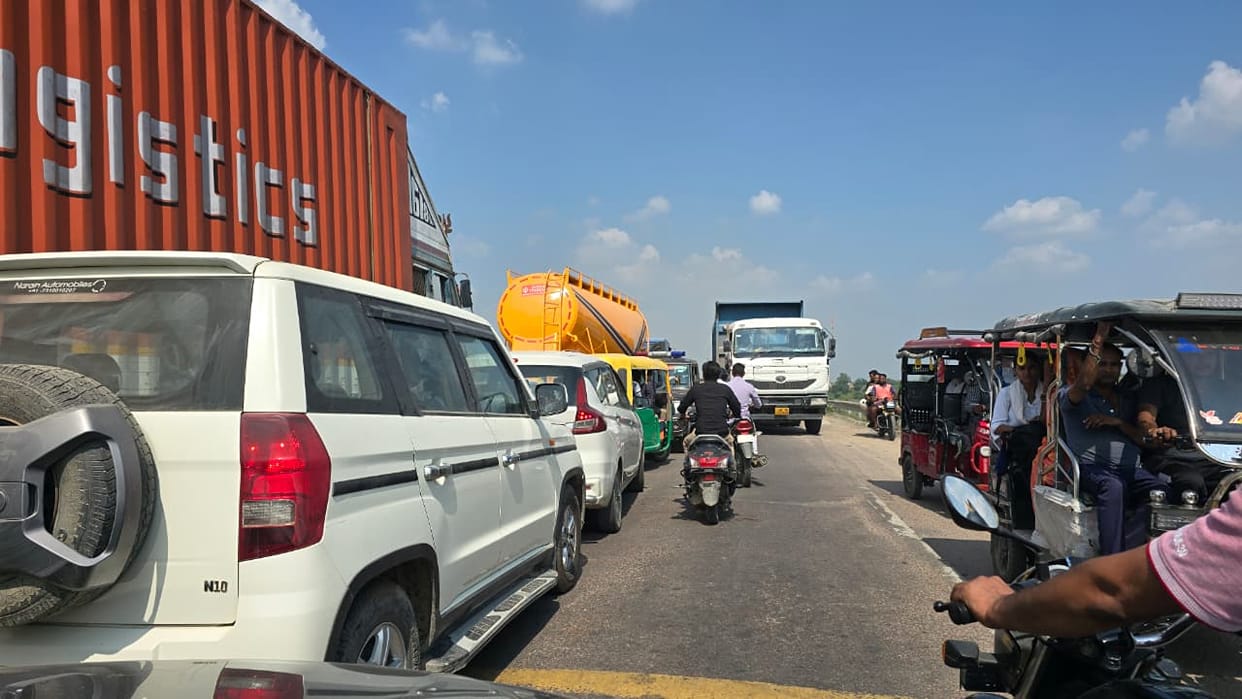 Hamirpur One lane of the Betwa bridge closed for repairs massive traffic jam on the highway