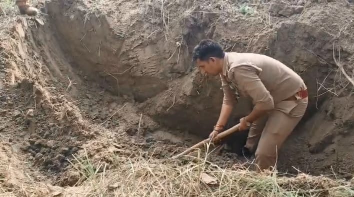 जमीन खोदकर शव निकालती पुलिस
