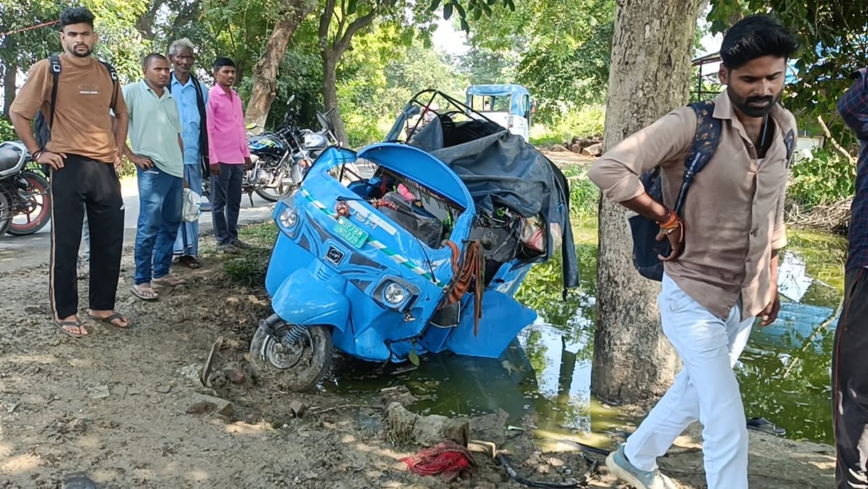 Kanpur Auto carrying pilgrims for tonsure ceremony overturns into water filled pit half a dozen injured