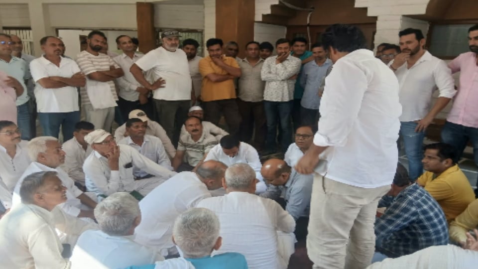 Meerut: कोर्ट के आदेश के बाद भी किसानों को नहीं मिला गन्ना भुगतान, ब्याज समेत बकाया राशि देने की मांग
