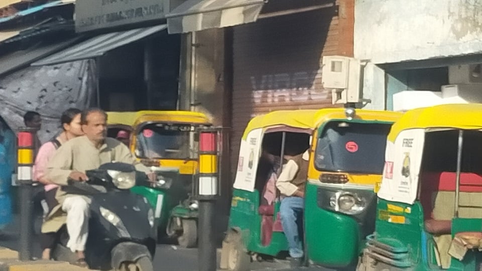 ट्रैफिक अभियान: लोहामंडी चौराहे का हाल तो देखिए, 15 मिनट में पार होता है रास्ता; ऑटो-ई-रिक्शा से दिनभर जाम