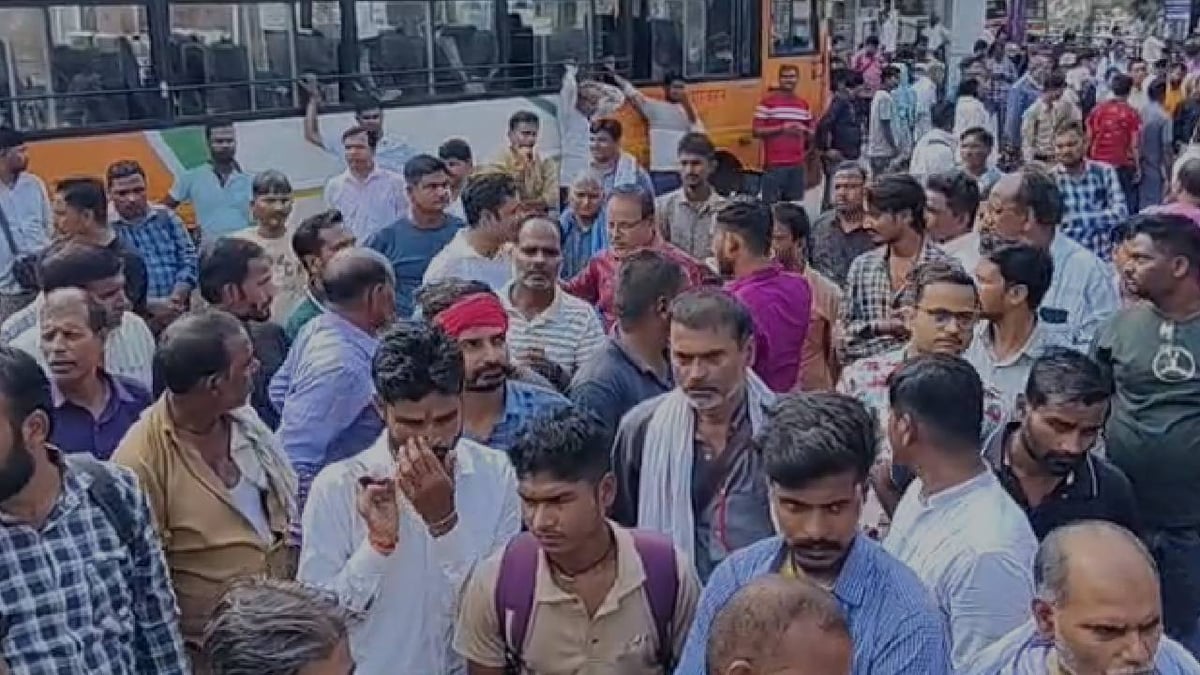 यूपी: लखनऊ में रोडवेज चालकों-परिचालकों का प्रदर्शन, अवध बस स्टेशन कमता पर बसों का संचालन ठप; यात्री परेशान