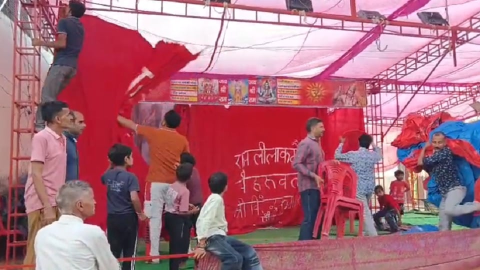 रामलीला बंद: यूपी के इस जिले में पुलिस ने रोका डांस, कमेटी ने उखाड़ दिया रामलीला का मंच, धर्म बदलने की दी धमकी