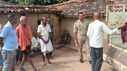 माैके पर पुलिस और भीड़।