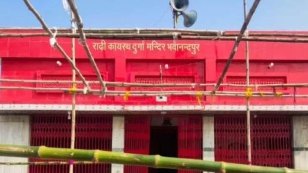 A 350-year-old tradition: 12 akhand deeps remain lit from Saptami until the immersion ceremony.