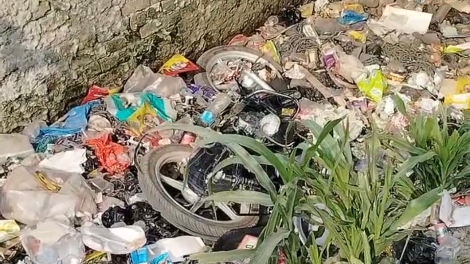 Two Bikers Fall into 10-Foot-Deep Open Drain in Agra, Rescued by Shopkeepers
