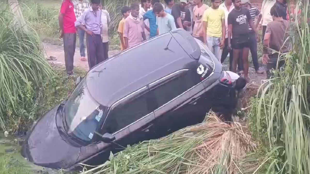 यूपी: हापुड़ के पिलखुवा में तेज रफ्तार कार नाले में समाई, चालक ने कूदकर बचाई जान, देखें वीडियो