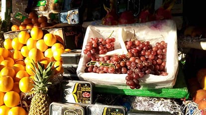 रुड़की में नगर निगम रोड के पास फल मार्केट में सजे फल।