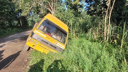 Bijnor: School bus carrying 35 children overturns into a ditch, comes to a halt against a tree; chaos