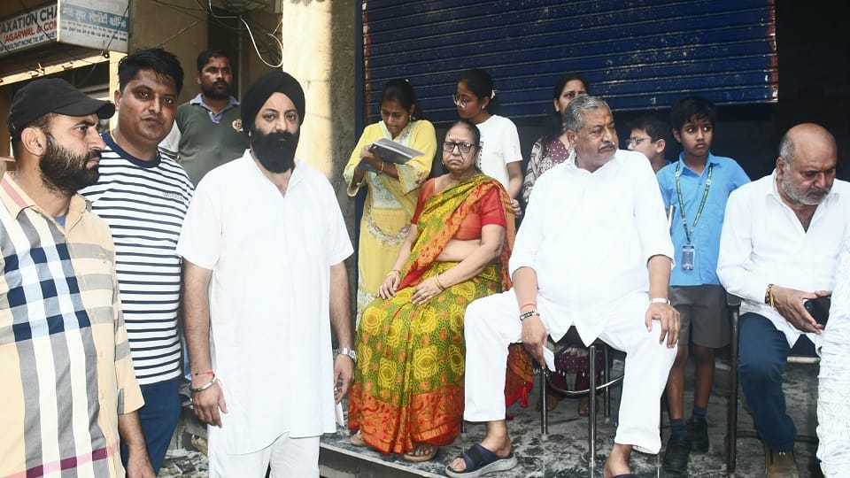 Meerut: Traders clashed with a Cantonment Board team that had arrived to remove a shop shutter in Sadar; alleg