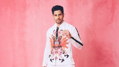 Sidharth Malhotra Injures His Leg Shares Photo In Medical Walking Boot Took Break A Leg Too Seriously