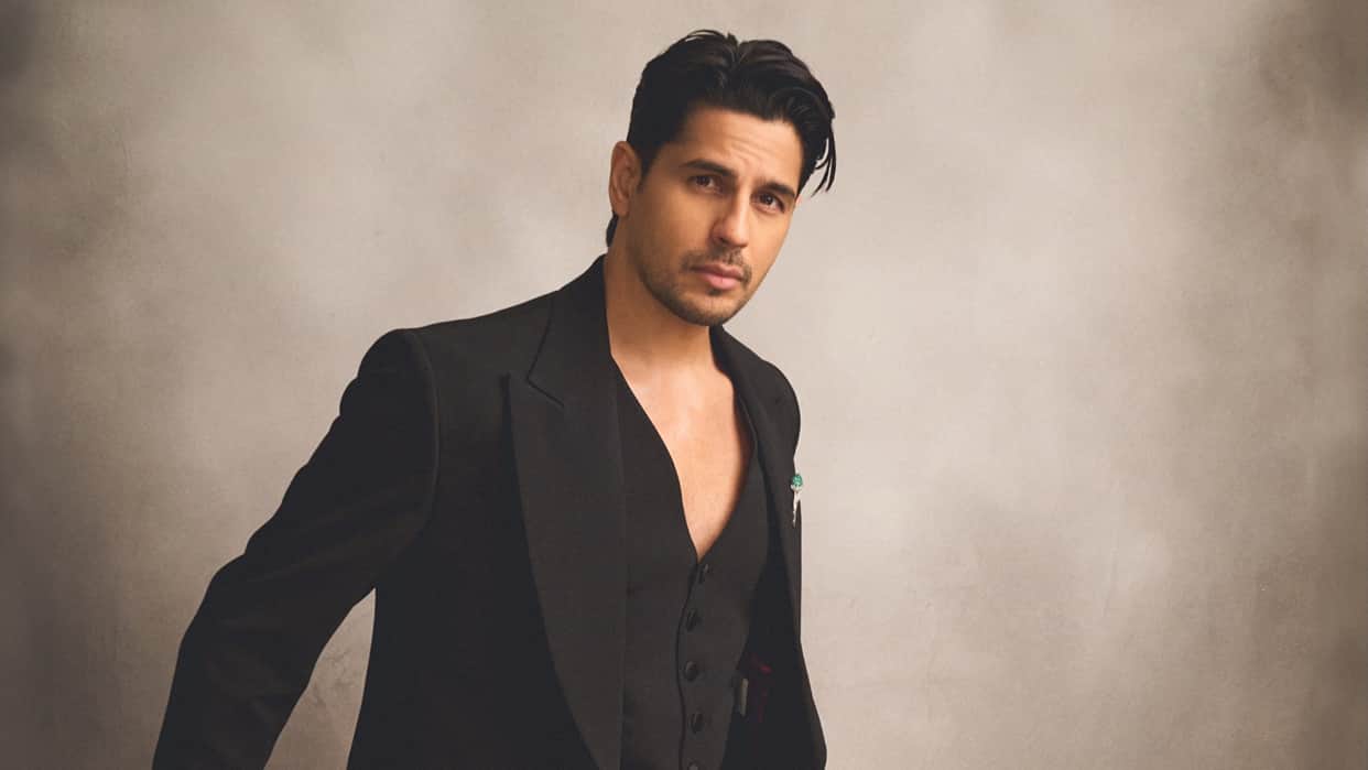 Sidharth Malhotra Injures His Leg Shares Photo In Medical Walking Boot Took Break A Leg Too Seriously