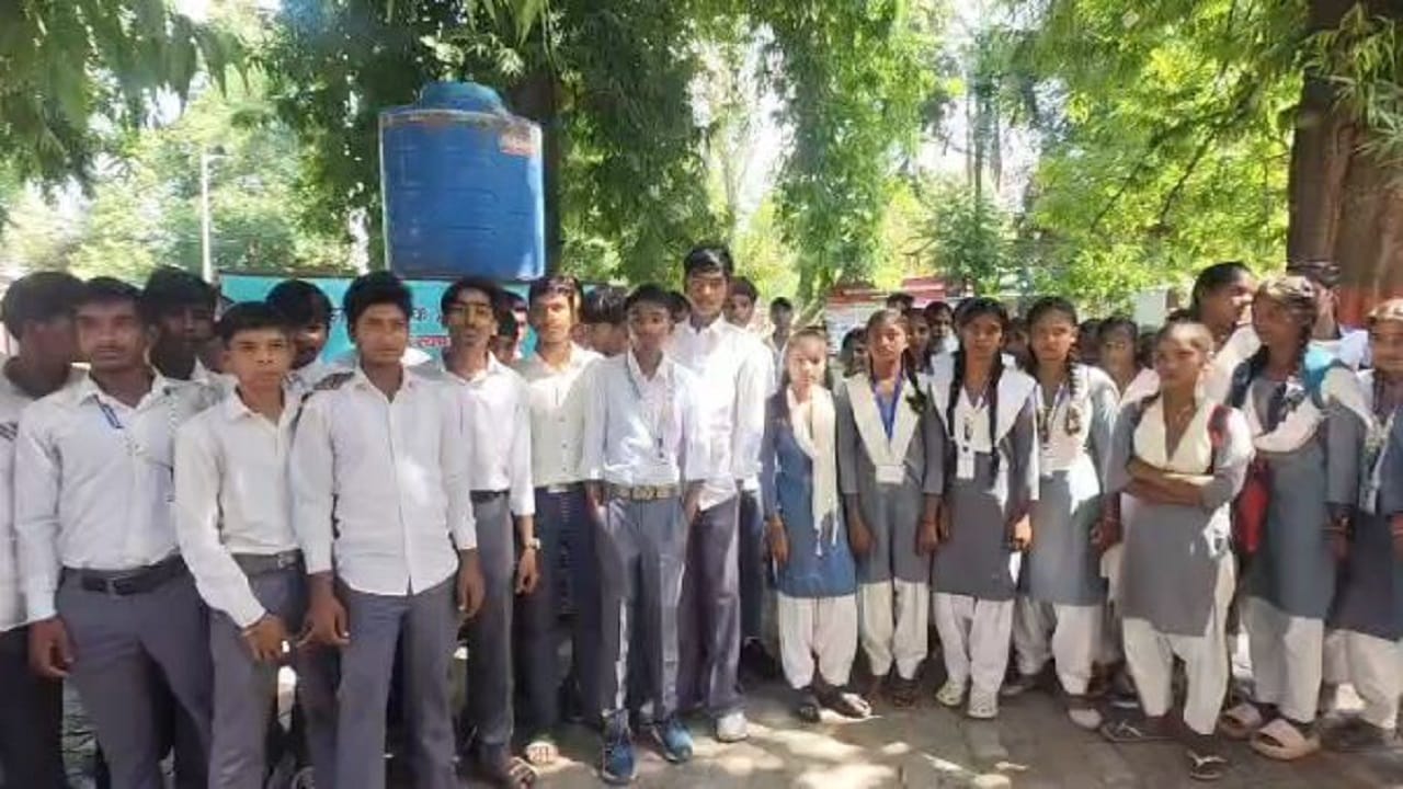 कलक्ट्रेट पहुंचे छात्र-छात्राएं