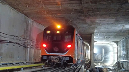 टेस्ट रन ट्रायल के दौरान टनल में दौड़ी मेट्रो