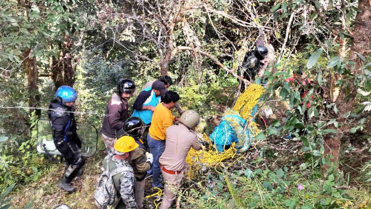 थराली के कुराड़ गांव में तारों में फंसे भालू का रेसक्यू करती वन विभाग की टीम।