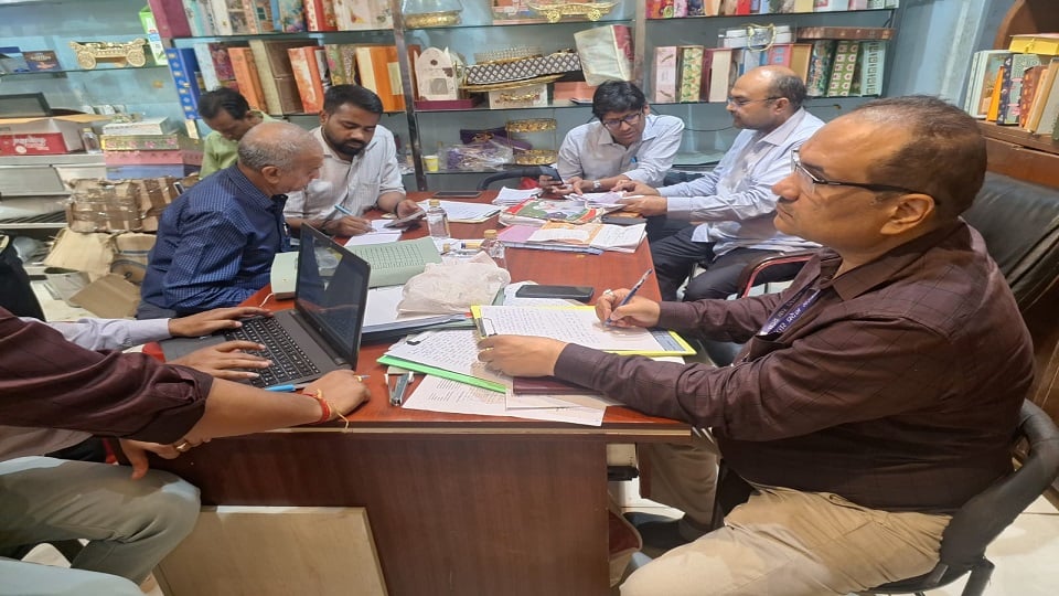 आगरा में ब्रज भोग मिष्ठान भंडार पर छापा: तीन ठिकानों पर एसजीएसटी टीम खंगाल रही दस्तावेज, कर चोरी का शक