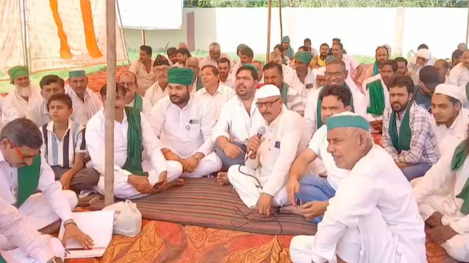 शामली: किसानों की मांगों पर डीएम कार्यालय में अनिश्चितकालीन धरना, गन्ना भुगतान से लेकर बिजली बिलों तक उठे सवाल