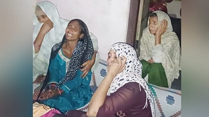 विलाप करते शाहिद के परिजन।