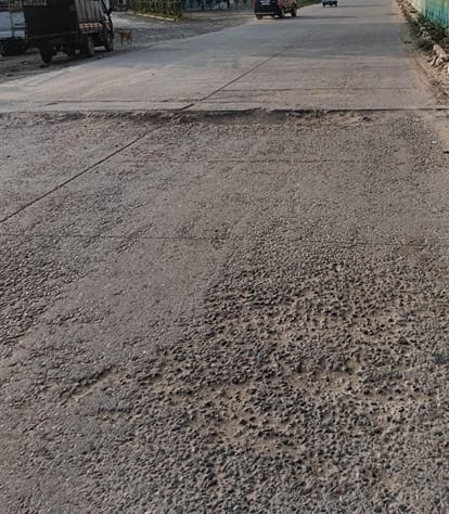 Cracks and potholes on the Ghazipur highway in Varanasi, Passersby troubled stench garbage