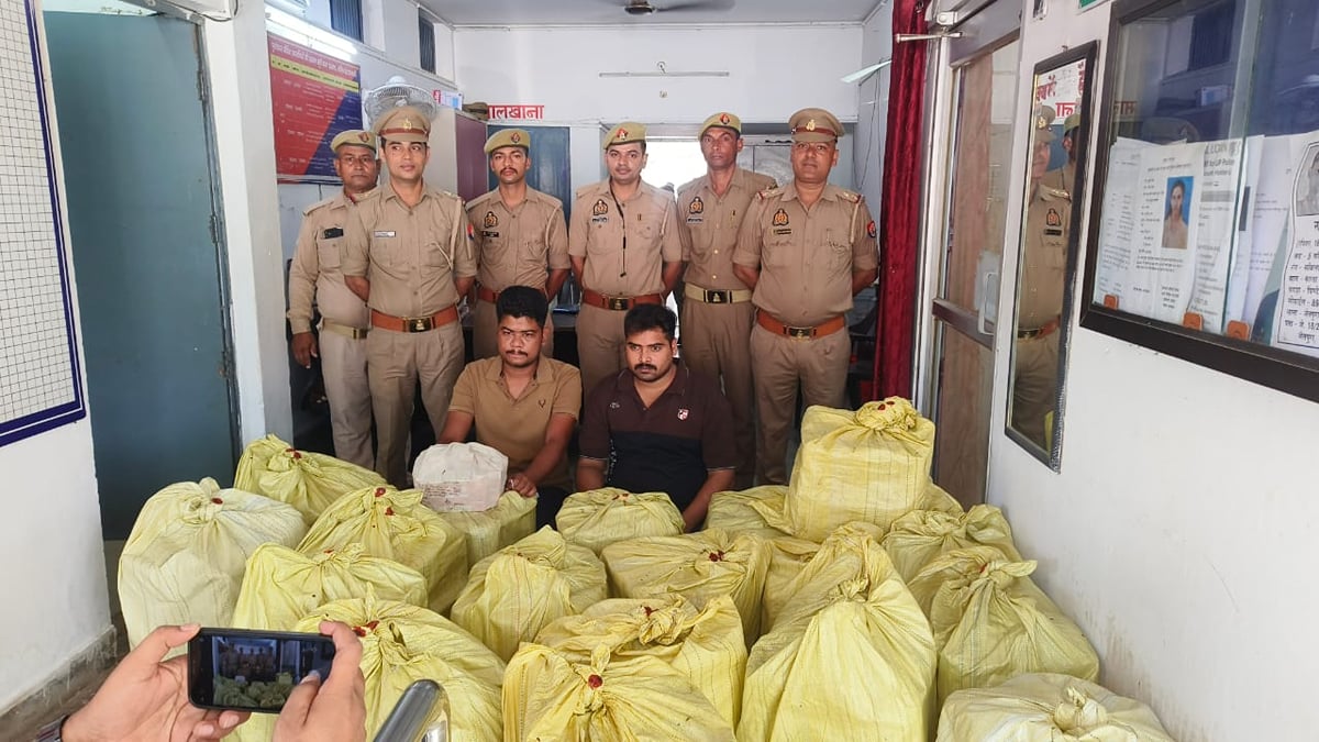 वाराणसी: मुसम्मी की बोरियों के नीचे छिपाकर बिहार ले जा रहे थे 74 पेटी शराब, दो गिरफ्तार