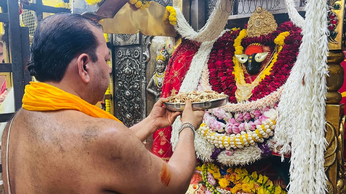 नवरात्रि का तीसरा दिन: मिर्जापुर के विंध्याचल धाम में मां विंध्यवासिनी के दर्शन को उमड़े श्रद्धालु