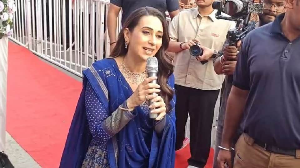 crowd gathered to catch glimpse of actress Karisma Kapoor who visited jewellery showroom in Kasganj
