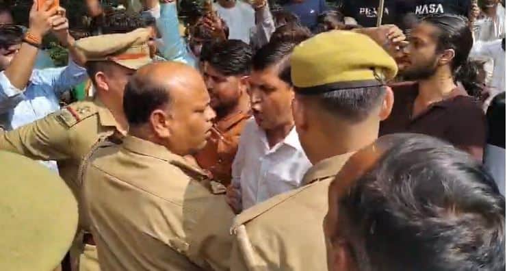Congress Protests in Agra Over DAP Shortage and Delayed Bajra Procurement