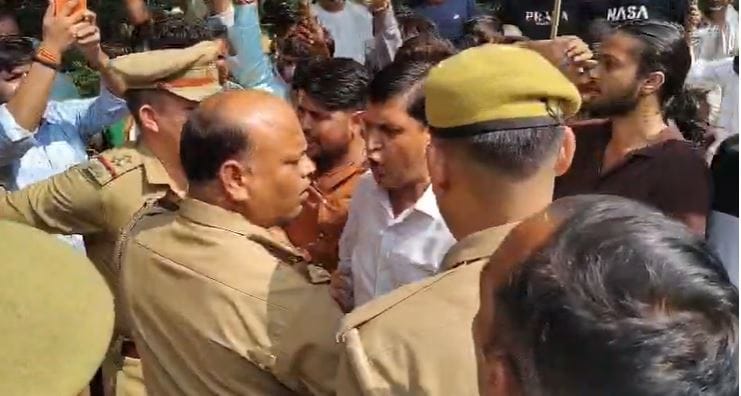 Congress Protests in Agra Over DAP Shortage and Delayed Bajra Procurement