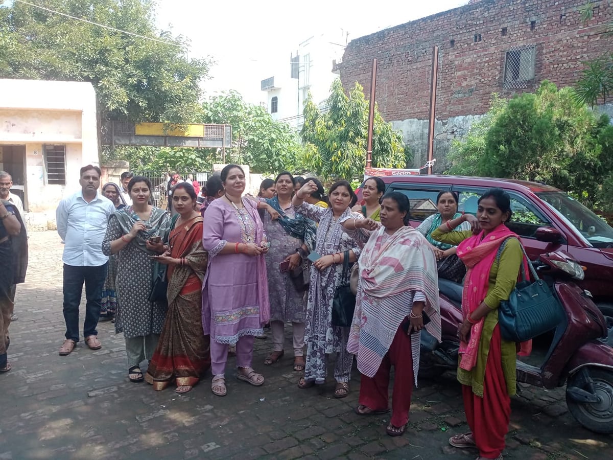 Bijnor: धामपुर में आशा-संगिनी और महिला स्वास्थ्य कर्मचारियों का प्रदर्शन, छठे दिन भी हड़ताल जारी, 20 हजार वेतन