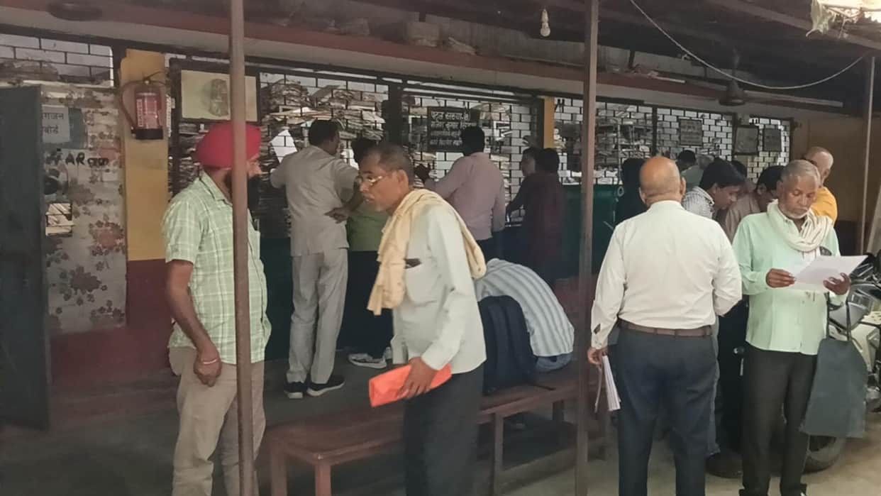 agents racket operating outside the ARTO office for obtaining driving licenses in Pilibhit