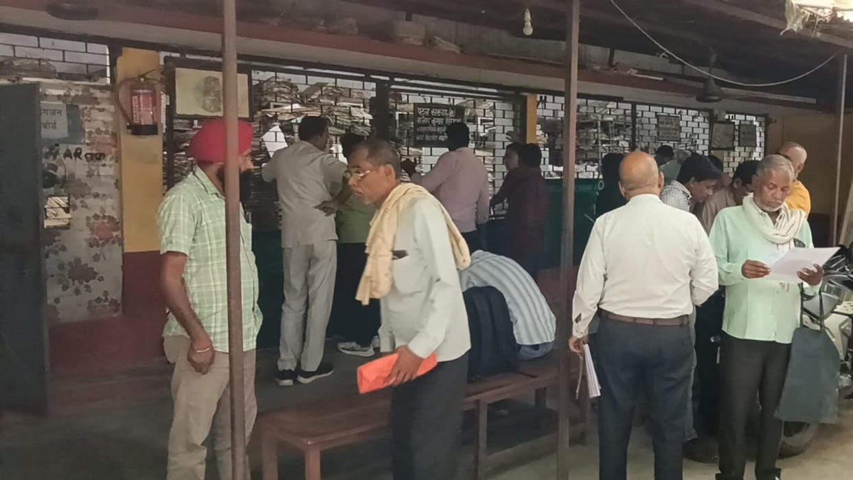agents racket operating outside the ARTO office for obtaining driving licenses in Pilibhit